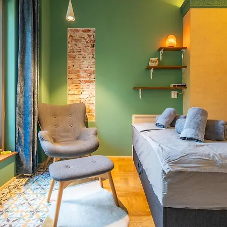 Bijou - 1 Bedroom *